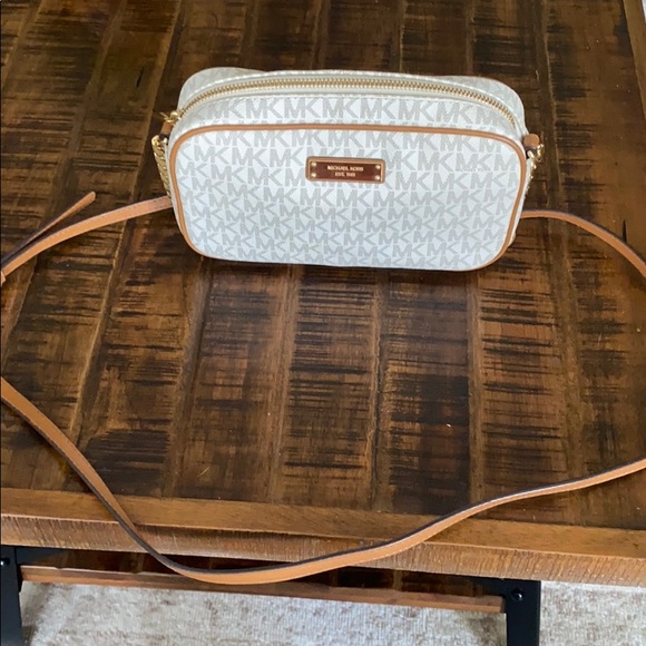 Michael Kors Handbags - Michael Kors Signature Jet Set LG Crossbody